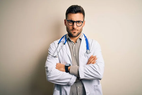 Młody Lekarz Noszący Okulary Medyczny Biały Szlafrok Stetoskop Odizolowanym Tle — Zdjęcie stockowe