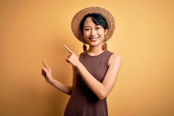 Mladý Krásný Asijské Dívka Sobě Ležérní Tričko Klobouk Přes Izolované — Stock fotografie