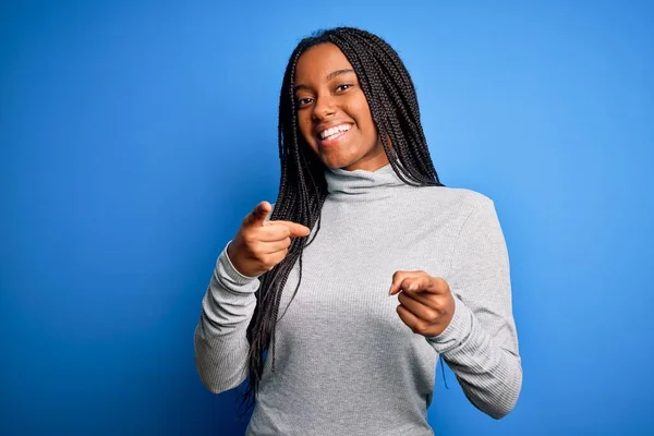 Junge Afrikanisch Amerikanische Frau Mit Lässigem Rollkragen Über Blauem Isoliertem — Stockfoto
