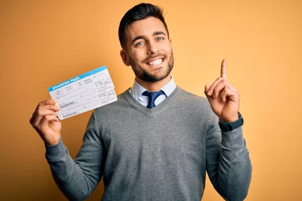 Joven Turista Guapo Sosteniendo Vacaciones Abordaje Plass Sobre Fondo Aislado —  Fotos de Stock