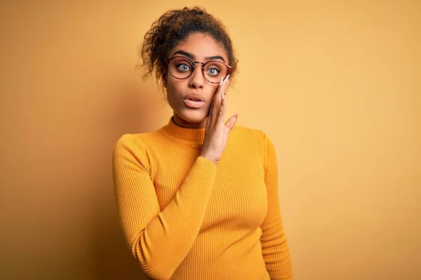 Молодая Красивая Африканская Американка Свитере Очках Жёлтом Фоне Рука Рот — стоковое фото
