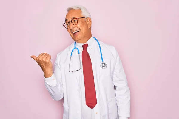Starší Šedovlasý Lékař Středního Věku Stetoskopem Profesionálním Lékařským Kabátem Usmívá — Stock fotografie
