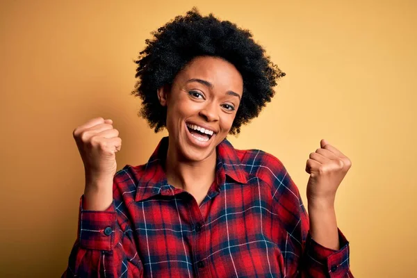 Ung Vacker Afroamerikansk Afro Kvinna Med Lockigt Hår Bär Casual — Stockfoto