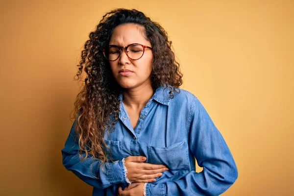 Hermosa Mujer Con Pelo Rizado Con Camisa Mezclilla Casual Gafas — Foto de Stock