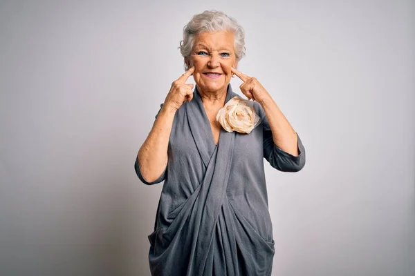 Senior Hermosa Mujer Pelo Gris Con Vestido Casual Pie Sobre —  Fotos de Stock