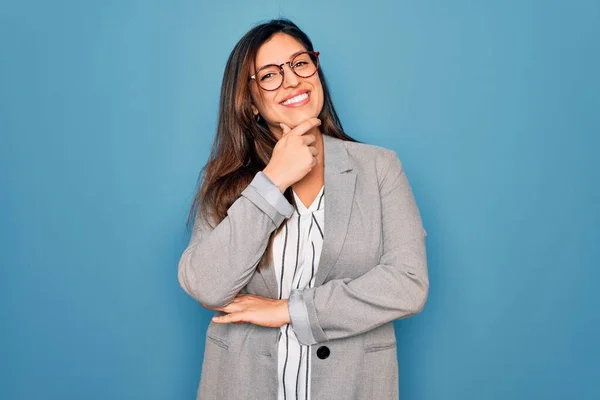 Jonge Latijns Amerikaanse Zakenvrouw Met Een Bril Die Een Blauwe — Stockfoto