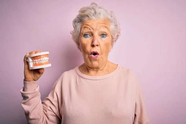 Senior Bela Mulher Cabelos Grisalhos Segurando Dentes Dentadura Plástico Sobre — Fotografia de Stock