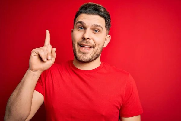 Hombre Joven Con Ojos Azules Que Lleva Una Camiseta Casual — Foto de Stock