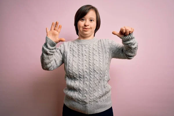 Giovane Donna Sindrome Indossa Maglione Casual Sfondo Isolato Mostrando Indicando — Foto Stock