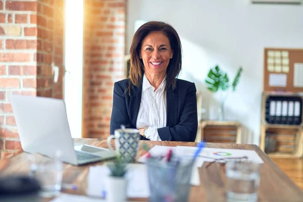 Mujer Mediana Edad Hermosa Mujer Negocios Que Trabaja Con Ordenador —  Fotos de Stock