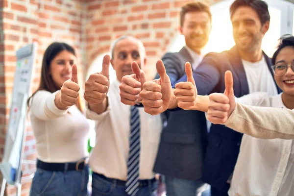 Groupe Travailleurs Affaires Souriant Heureux Debout Avec Les Pouces Bureau — Photo