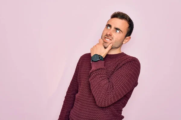 Junger Gutaussehender Mann Mit Blauen Augen Lässigem Pullover Vor Rosa — Stockfoto