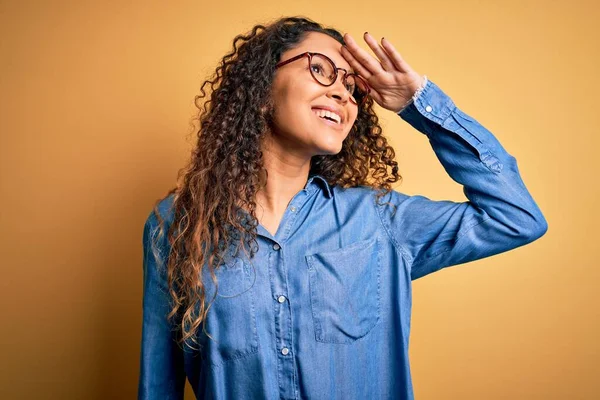 Vacker Kvinna Med Lockigt Hår Bär Casual Denim Skjorta Och — Stockfoto