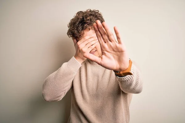 Junger Blonder Gutaussehender Mann Mit Lockigem Haar Trägt Lässigen Pullover — Stockfoto