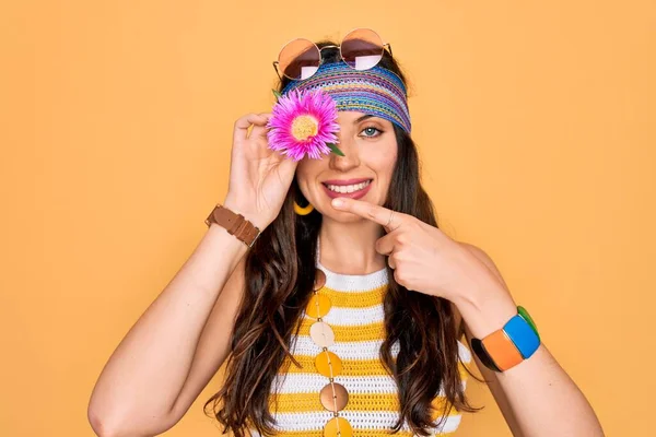 Junge Schöne Hippie Frau Mit Blauen Augen Trägt Sonnenbrille Mit — Stockfoto