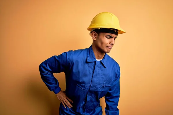 Νεαρός Όμορφος Αφροαμερικάνος Εργάτης Μπλε Στολή Και Κράνος Πάσχει Από — Φωτογραφία Αρχείου