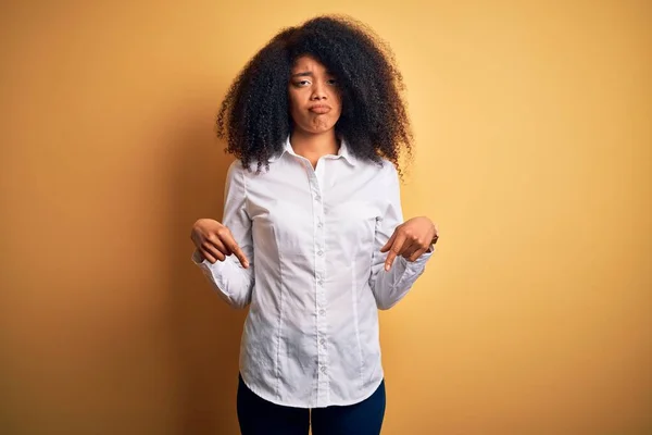 Mladý Krásný Africký Americký Elegantní Žena Afro Vlasy Stojící Nad — Stock fotografie