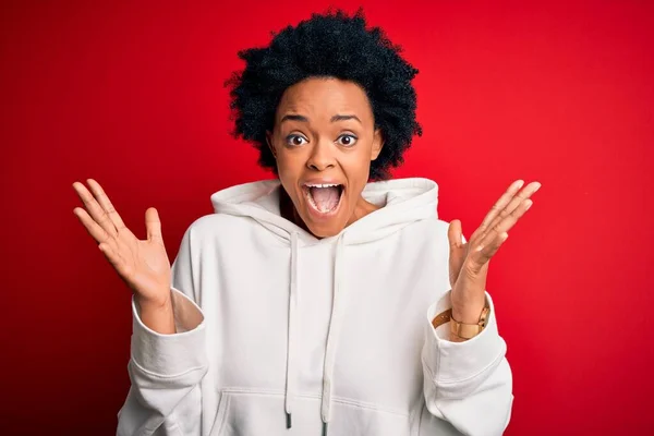 Jovem Bela Afro Americana Afro Esportista Com Cabelo Encaracolado Vestindo — Fotografia de Stock