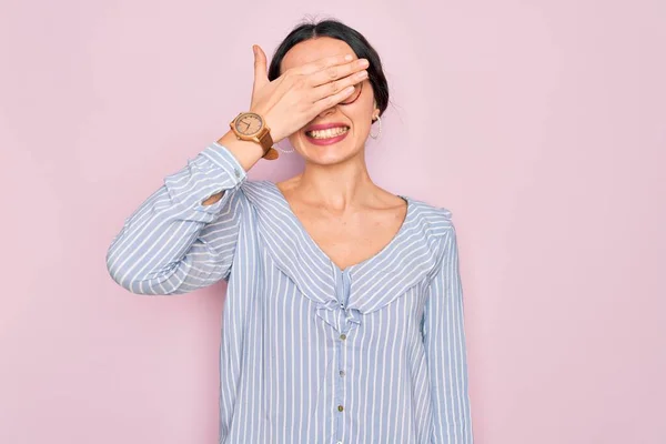 Junge Schöne Frau Mit Lässig Gestreiftem Hemd Und Brille Vor — Stockfoto