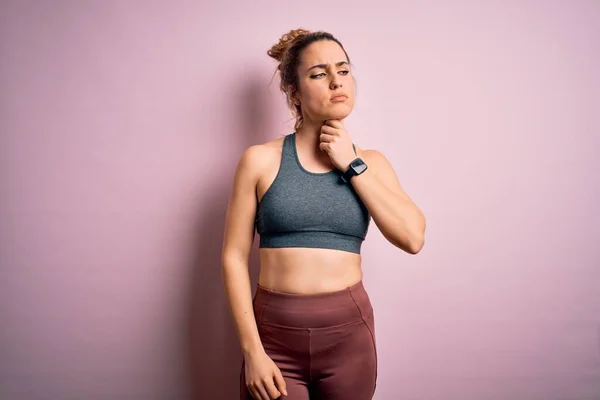 Jovem Bela Esportista Loira Fazendo Esporte Vestindo Sportswear Sobre Fundo — Fotografia de Stock