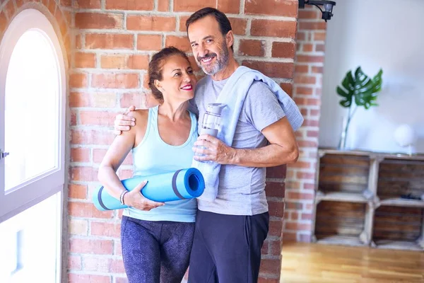 Middelbare Leeftijd Mooi Sportief Paar Doen Yoga Sportschool — Stockfoto