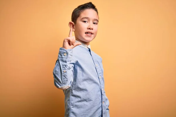 Ragazzino Che Indossa Una Camicia Elegante Piedi Sfondo Giallo Isolato — Foto Stock