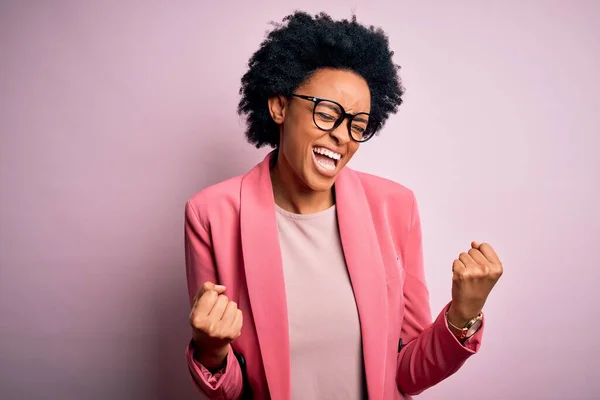 Ung Vacker Afroamerikansk Afro Affärskvinna Med Lockigt Hår Bär Rosa — Stockfoto