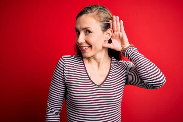 Junge Schöne Blonde Frau Lässig Gestreiftem Shirt Über Isoliertem Rotem — Stockfoto