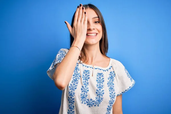 Młoda Piękna Brunetka Ubrana Luźny Shirt Stojąca Nad Niebieskim Tłem — Zdjęcie stockowe