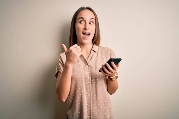 Jovem Bela Mulher Conversando Usando Smartphone Olhando Para Celular Apontando — Fotografia de Stock