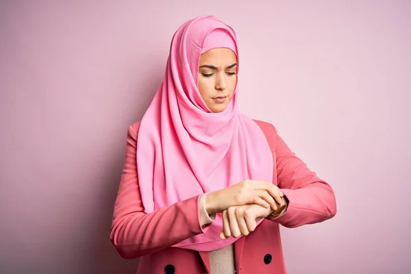 Junges Schönes Mädchen Mit Muslimischem Hijab Das Vor Isoliertem Rosa — Stockfoto