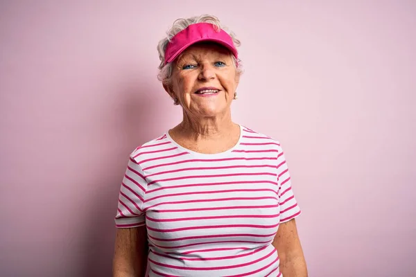 Senior Bela Mulher Desportiva Vestindo Boné Esporte Sobre Fundo Rosa — Fotografia de Stock