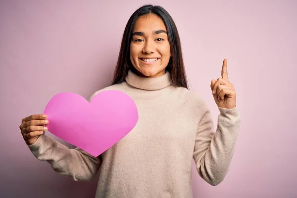 Jovem Bela Mulher Asiática Segurando Coração Rosa Sobre Fundo Isolado — Fotografia de Stock