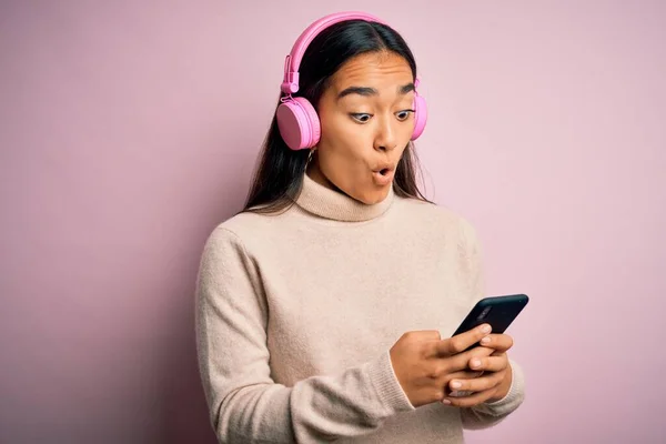 Ung Vacker Asiatisk Kvinna Lyssnar Musik Med Smartphone Och Hörlurar — Stockfoto