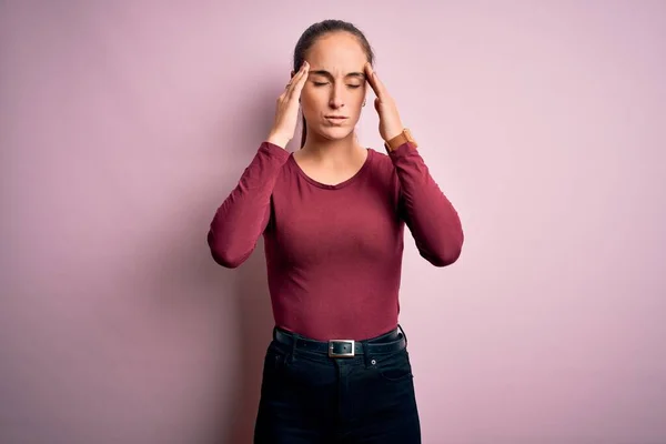 年轻漂亮的女人穿着休闲装站在孤立的粉色背景之上 手托着头 因为压力而感到头痛 痛苦的偏头痛 — 图库照片