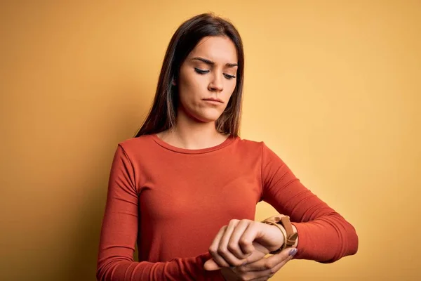 Junge Schöne Brünette Frau Lässigem Shirt Vor Gelbem Hintergrund Entspannt — Stockfoto