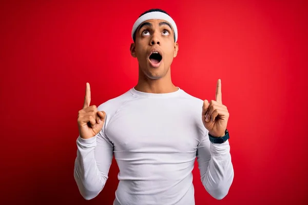 Jovem Atleta Afro Americano Bonito Vestindo Sportswear Sobre Fundo Vermelho — Fotografia de Stock