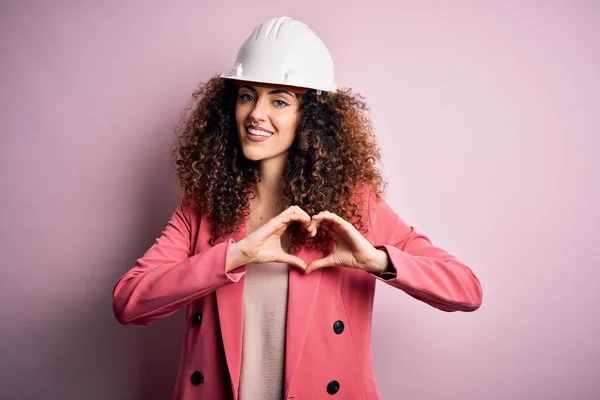 Junge Schöne Architektin Mit Lockigem Haar Schutzhelm Über Rosa Hintergrund — Stockfoto