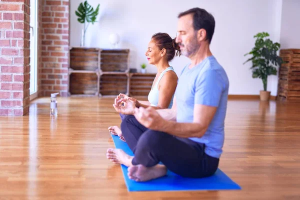 Edad Media Hermosa Pareja Deportiva Sentada Esterilla Practicando Yoga Haciendo — Foto de Stock