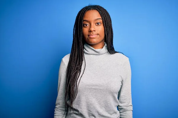 Ung Afrikansk Amerikansk Kvinna Stående Bär Casual Turtleneck Över Blå — Stockfoto