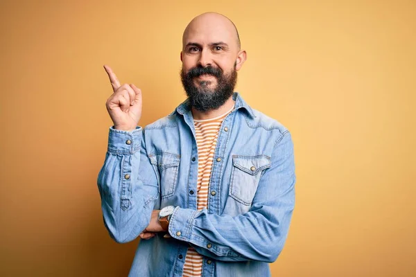 Hombre Calvo Guapo Con Barba Vistiendo Chaqueta Vaquera Casual Camiseta —  Fotos de Stock