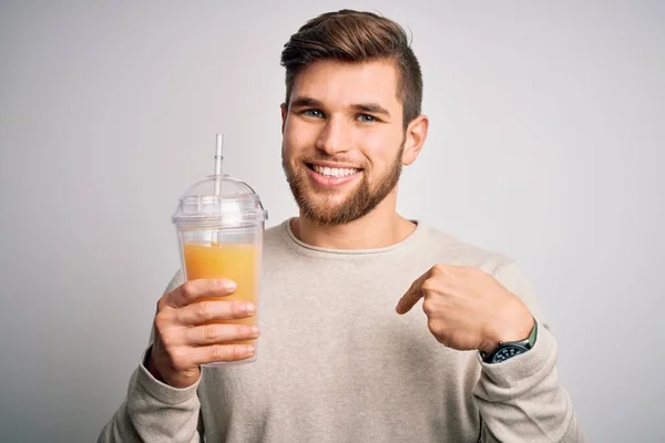 Joven Hombre Rubio Con Barba Ojos Azules Bebiendo Batido Naranja — Foto de Stock