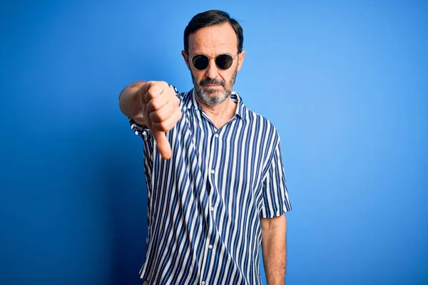 Middelbare Leeftijd Haveloze Man Draagt Gestreepte Shirt Zonnebril Geïsoleerde Blauwe — Stockfoto