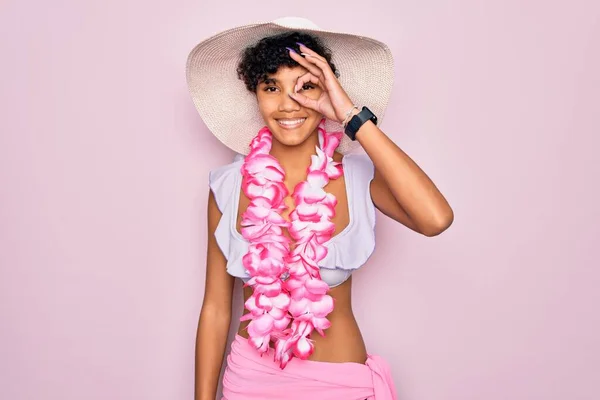 Junge Schöne Afrikanisch Amerikanische Touristin Trägt Bikini Und Hawaiianische Lei — Stockfoto