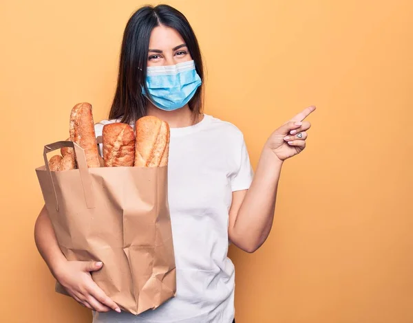 Jovem Mulher Usando Máscara Proteção Para Coronavírus Segurando Levar Saco — Fotografia de Stock