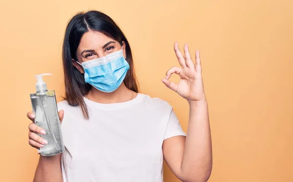 Νεαρή Γυναίκα Φορώντας Μάσκα Προστασίας Για Coronavirus Κρατώντας Χέρι Sanitazer — Φωτογραφία Αρχείου