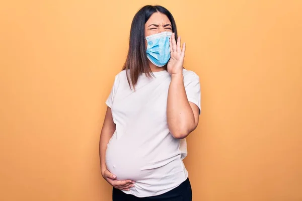 Mladá Těhotná Žena Matka Nosit Ochrannou Masku Koronavirovou Nemoc Křičí — Stock fotografie