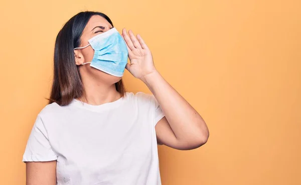 Mulher Jovem Usando Máscara Proteção Para Doença Coronavírus Sobre Fundo — Fotografia de Stock