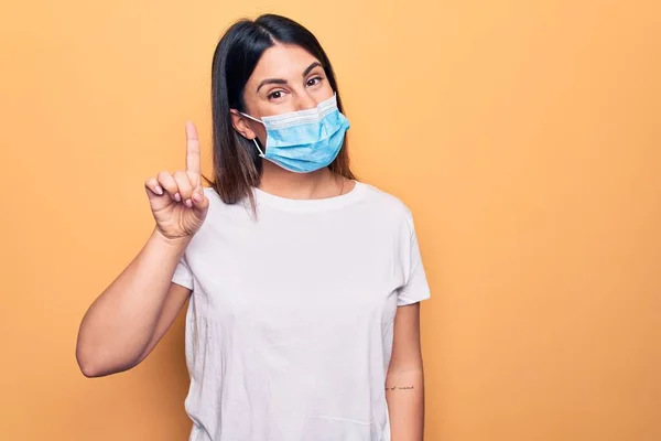 Mulher Jovem Usando Máscara Proteção Para Doença Coronavírus Sobre Fundo — Fotografia de Stock