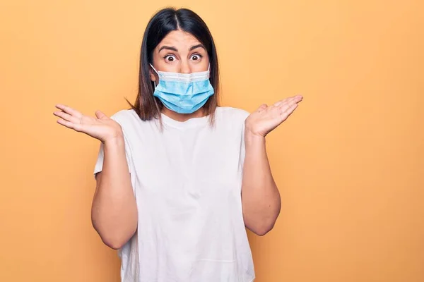 Νεαρή Γυναίκα Που Φοράει Μάσκα Προστασίας Για Την Ασθένεια Coronavirus — Φωτογραφία Αρχείου